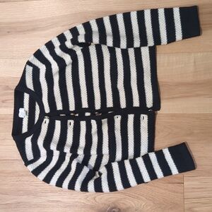 BLACK AND WHITE STRIPPED SWEATER